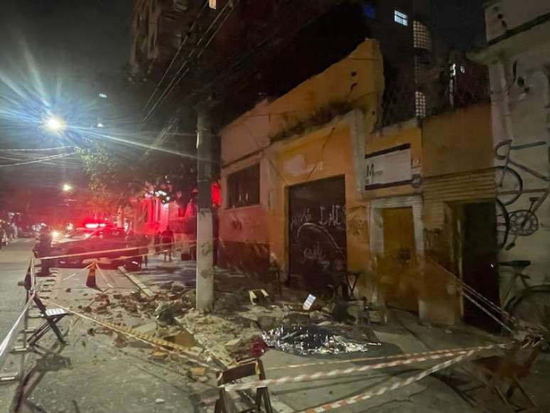 Marquise de estabelecimento na Rua Doutor Albuquerque Lins, no bairro Santa Cecília, centro de São Paulo, desabou na noite desta quarta-feira, 22.