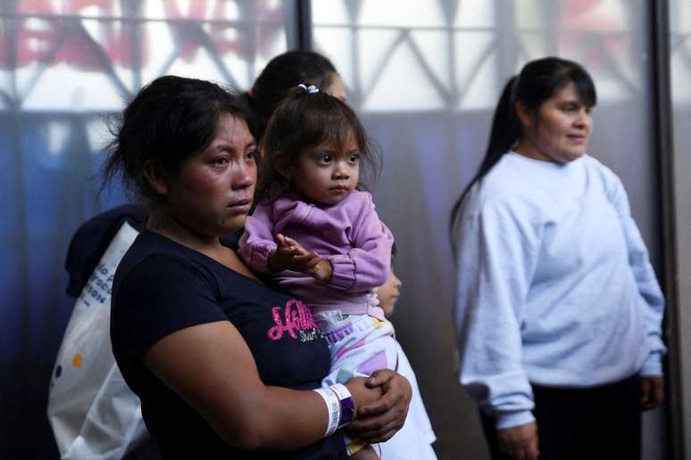 Imigrante da Guatemala em base a&eacute;rea ap&oacute;s ser deportada dos Estados Unidos