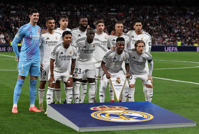 Liga dos Campeões - Real Madrid x FC Salzburg - Santiago Bernabeu, Madrid, Espanha - 22 de janeiro de 2025 Jogadores do Real Madrid posam para uma foto do grupo antes da partida 