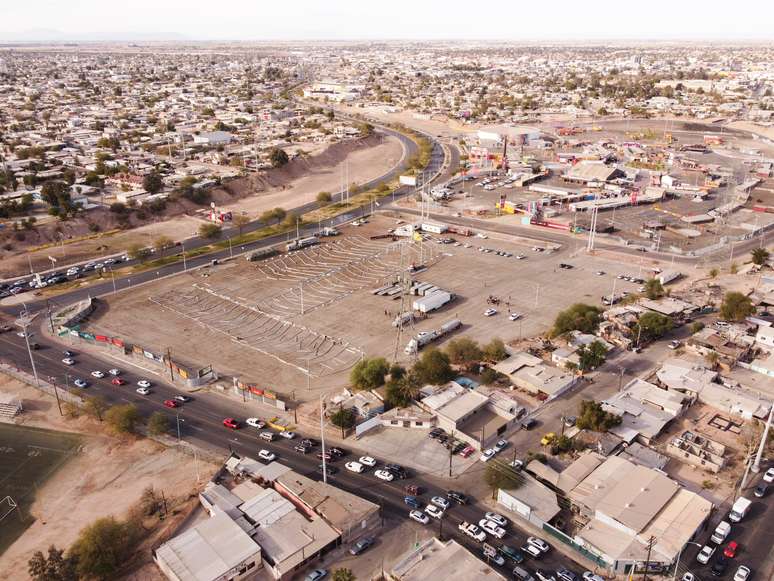 Tendas s&atilde;o constru&iacute;das para receber deportados dos EUA no M&eacute;xico