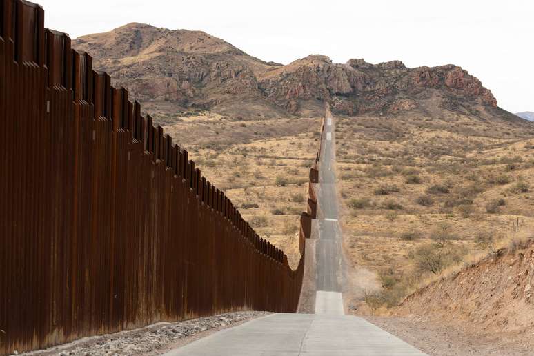 Trecho do muro entre Estados Unidos e M&eacute;xico, na regi&atilde;o do Estado do Arizona