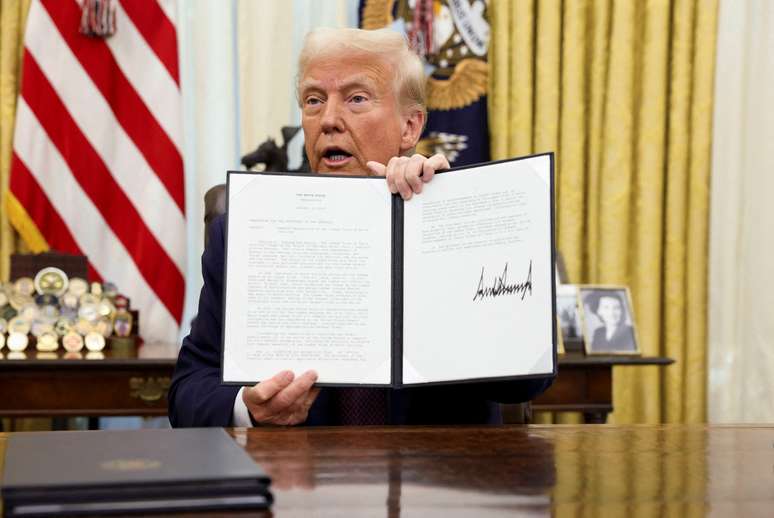 Trump despacha ordens executivas do Salão Oval da Casa Branca na quinta-feira, 23