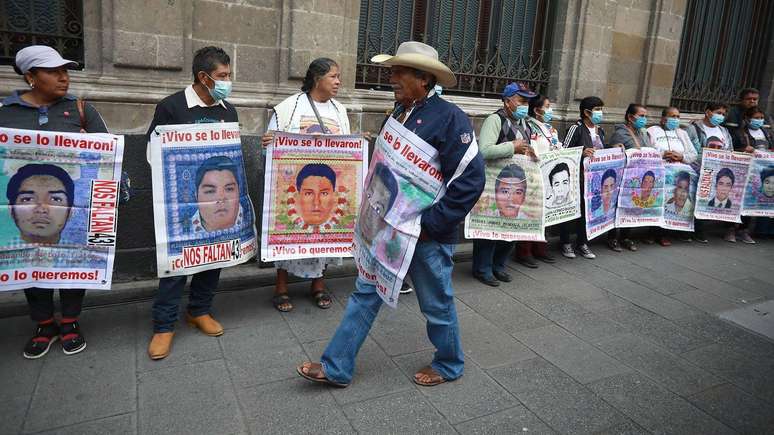 Os pais de 43 estudantes desaparecidos em 2014 se manifestaram em frente ao Palácio Nacional do México no ano passado. O caso é um dos mais famosos do país e continua sem solução