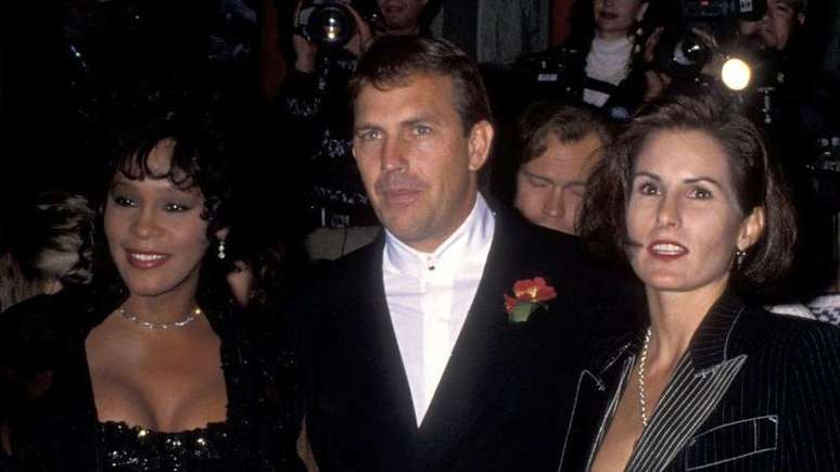 Whitney Houston compareceu à estreia de O Guarda-Costas em Hollywood, em novembro de 1992, ao lado de Kevin Costner e sua esposa, Cindy Costner