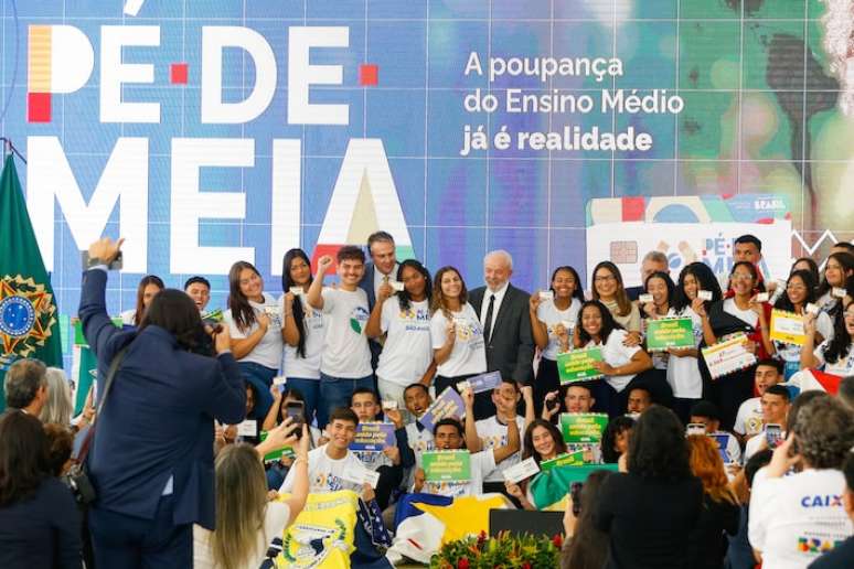 O presidente Luiz Inácio Lula da Silva durante encontro com estudantes para anúcio de pagamento da primeira parcela do Programa Pé de Meia,aposta ganha bet baixarmarço de 2024