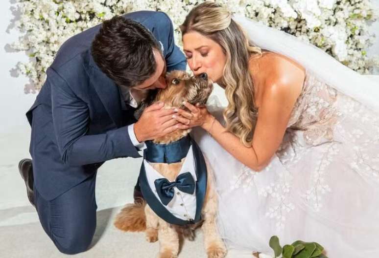 Dani Calabresa, o marido Richard Neuman e o cachorro Pingo, 'filho peludo'