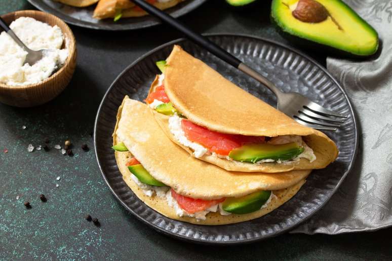 Oat pancakes with ricotta, salmon and avocado 