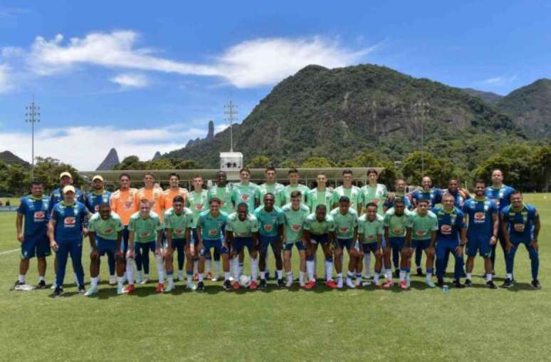 Ramon Menezes em conversa com os jogadores –