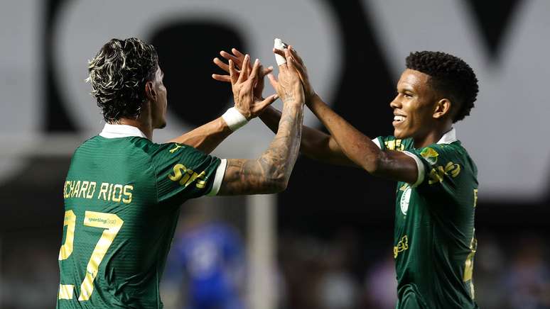 Richard Ríos e Estevão comemorando gol 