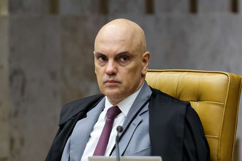 Alexandre de Moraes, do STF, decora gabinete com documentos históricos dos EUA; ministro passou a ser atacado por trumpistas após barrar viagem de Bolsonaro aos EUA