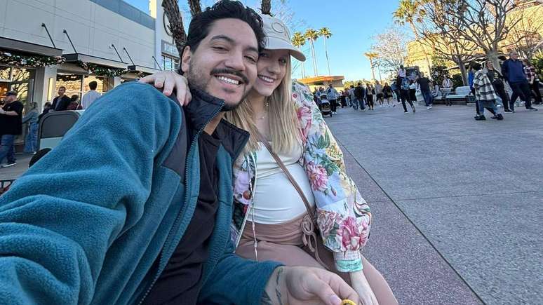 Lavínia e o marido estão na Flórida esperando a chegada e Lívia