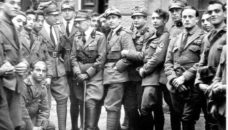 Gabriele d'Annunzio (no centro com a bengala) e alguns ‘legionários’ do corpo de Arditi (tropas de choque) do exército italiano, em Fiume, em 1919.