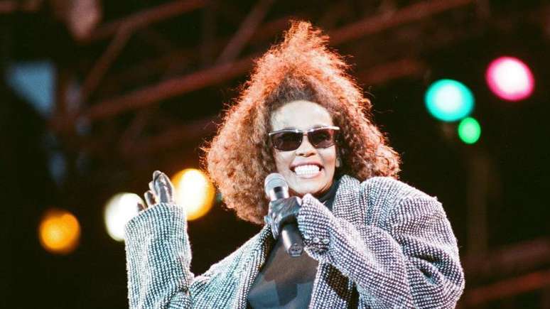 Whitney Houston participou da Freedomfest – a comemoração dos 70 anos de Nelson Mandela (1918-2013) no Estádio de Wembley, em Londres, em 1988