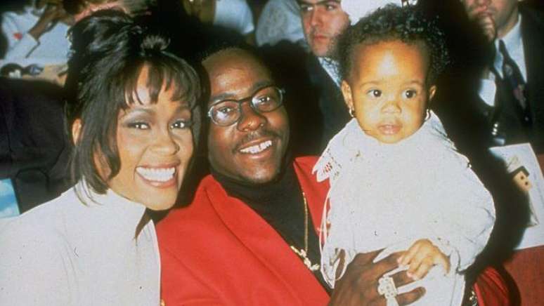 Whitney Houston e Bobby Brown, seu marido por 15 anos, com a filha do casal, Bobbi Kristina, em 1994