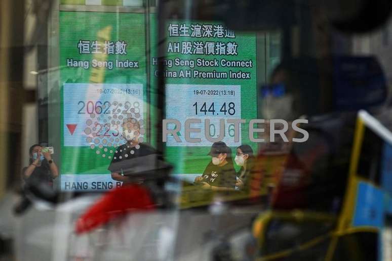 Telão com cotações acionárias em Hong Kong
19/07/2022. REUTERS/Lam Yik