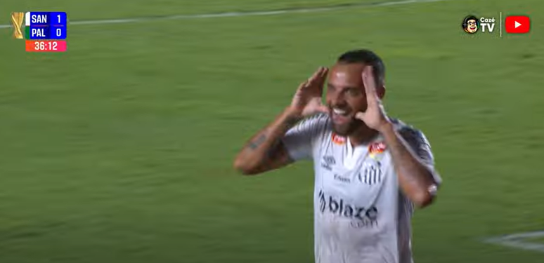 Guilherme, do Santos, comemora gol com referência a Neymar