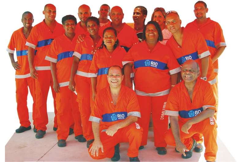 Garis e atores do grupo Chegando de Surpresa. Horário de trabalho é dividido entre limpeza e apresentações.