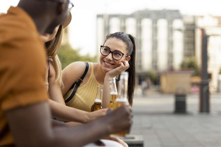 Na hora de beber cerveja é importante ficar atento ao número de calorias 