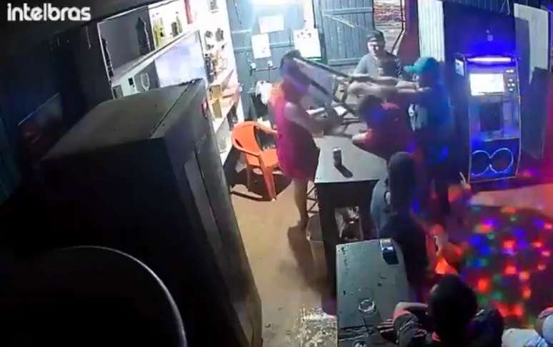 Funcionária é agredida com cadeira por cliente de bar em MT