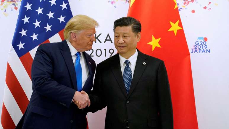 Donald Trump apertando a mão de Xi Jinping