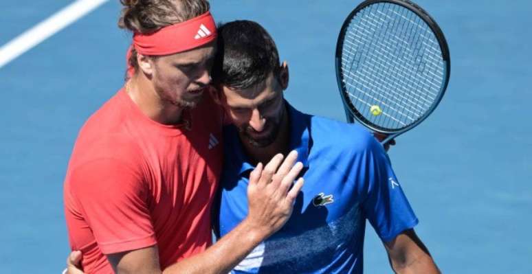 Zverev de vermelho e Djokovic de azul 