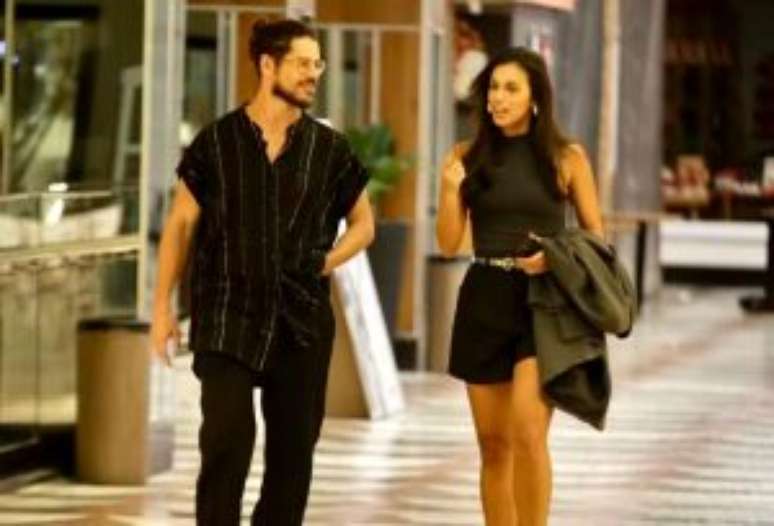 José Loreto e Alane Dias no shopping -