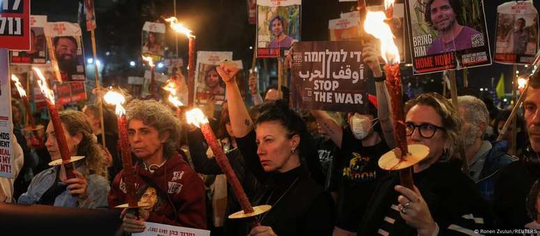 Enquanto muitos em Israel se unem para pedir a volta dos reféns (foto), outros protestam contra o fim da guerra