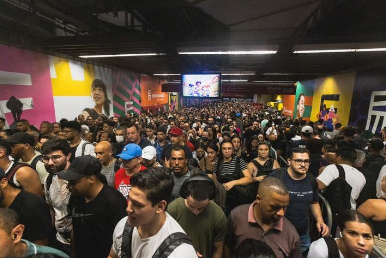 Passageiros aglomerados na transferência entre Metrô e CPTM, na estação da Luz, no centro de SP