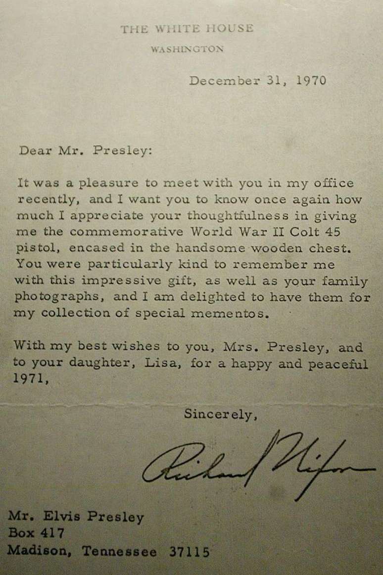 A carta de Nixon agradece a Presley pelo presente e lhe deseja o melhor para ele e sua fam&iacute;lia no ano seguinte