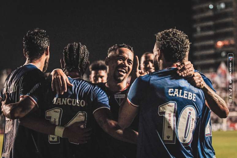 Elenco do Fortaleza comemora um dos gols. 