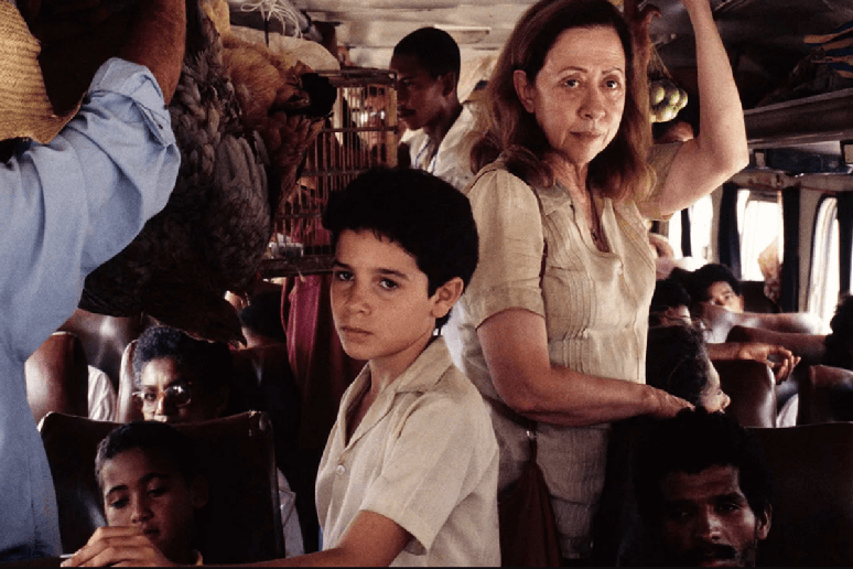 O filme ‘Central do Brasil’ acompanha Dora e Josué por uma viagem emocionante ao sertão do Brasil 