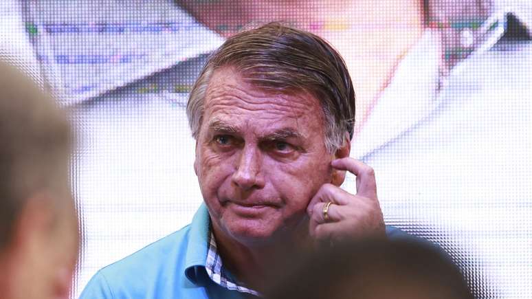 No caso de Jair Bolsonaro, a conta foi usada para postar uma imagem ao lado do ex