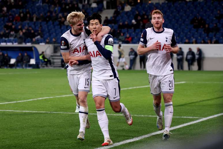 Son comemorando um dos gols do Tottenham –