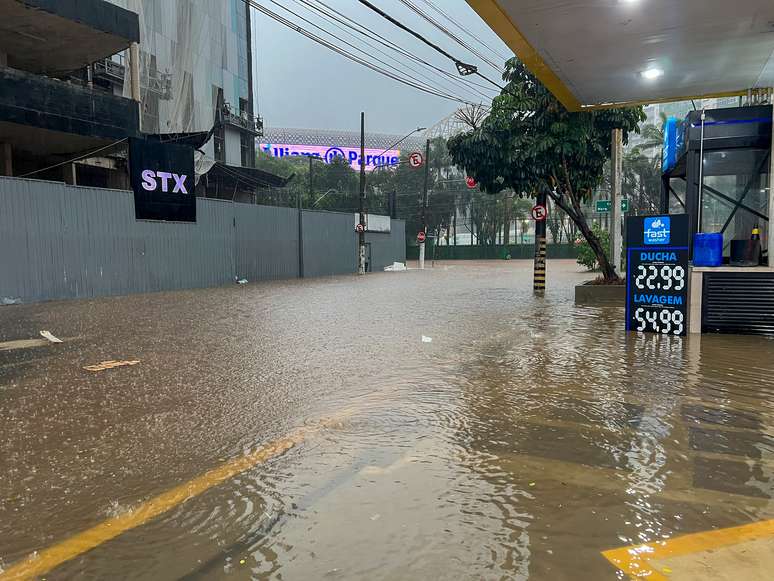 Ponto de alagamento na rua Caiowaá, em Perdizes, após a forte chuva que atingiu a zona oeste de São Paulo na tarde desta sexta-feira, 24