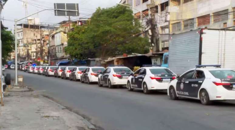 Viaturas da Polícia Civil para entrar no Alemão