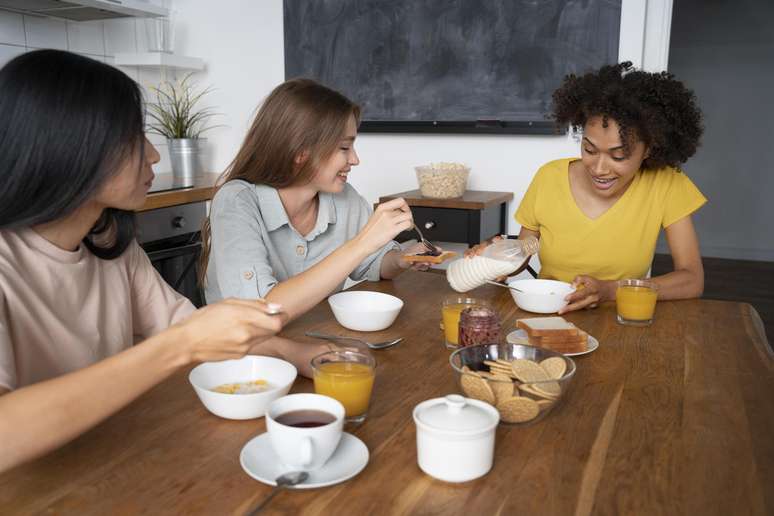 Amigas tomando café da manhã com aveia