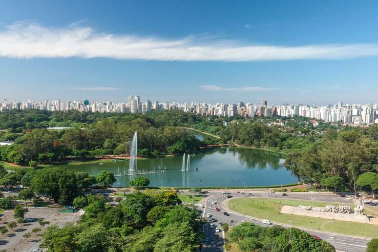 O Parque Ibirapuera oferece áreas verdes para relaxamento e prática de esportes 