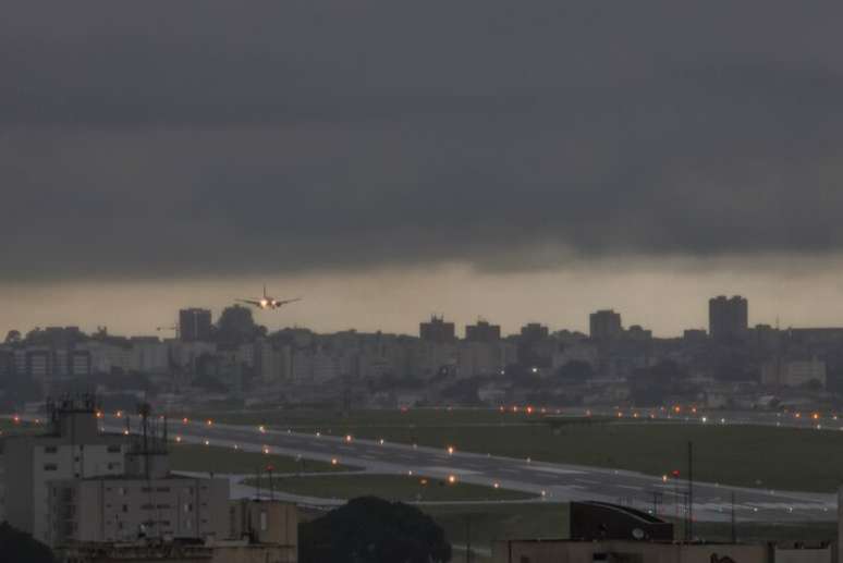 Tempestade durou cerca de duas horas e causou alagamentos em várias regiões da cidade