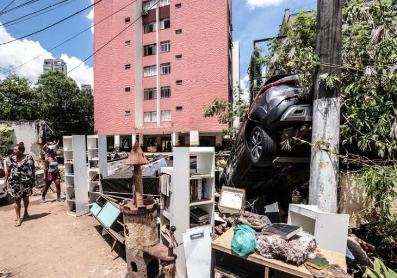 Na Vila Madalena, um dos bairros mais afetados pelas chuvas, a água chegou a atingir 3 metros de altura, invadindo residências. A correnteza também arrastou veículos, deixando carros empilhados em diferentes pontos do bairro ainda neste sábado, 25.