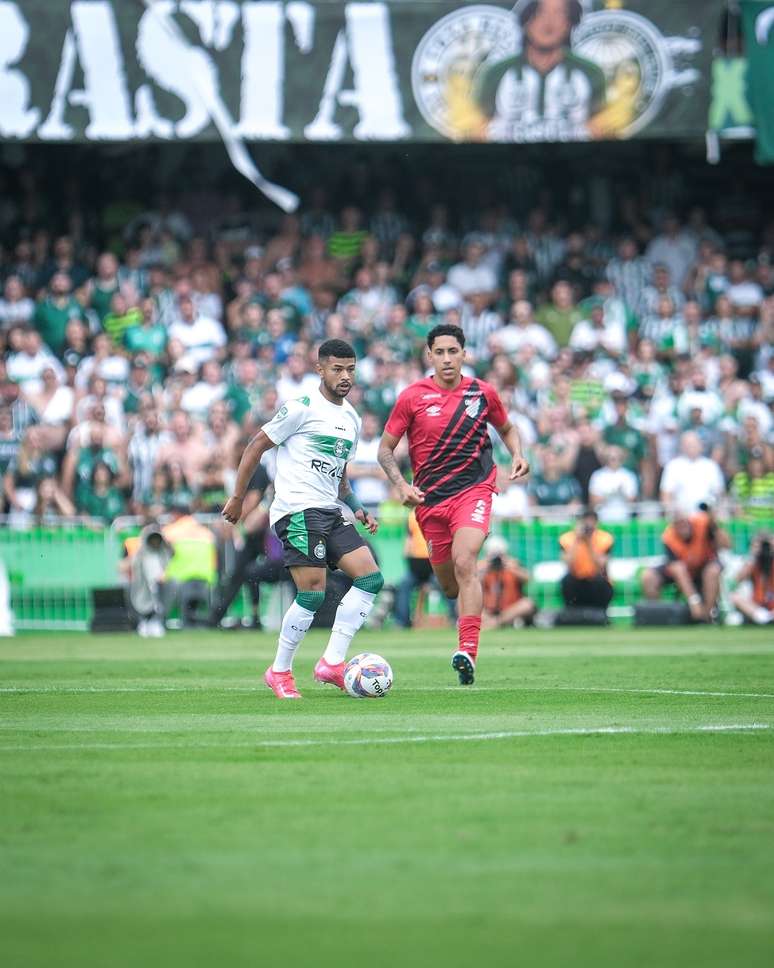 Coritiba e Athletico em ação no Couto Pereira. 