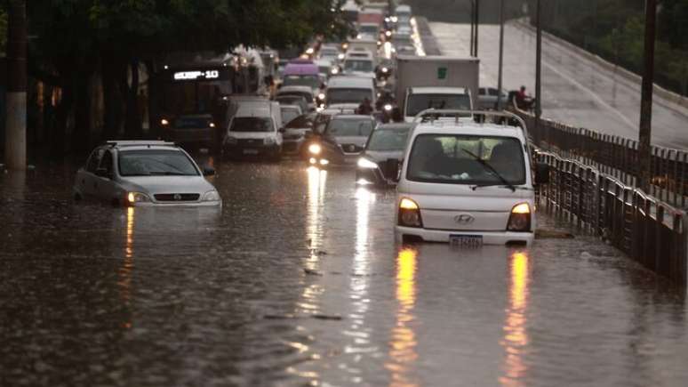 Região da Barra Funda, na zona oeste de São Paulo, registrou pontos de alagamentos por conta dos temporais.