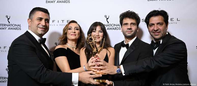 Produtores e elenco da série turca "Yargi - Segredos de família" receberam prêmio Grammy de Melhor Telenovela em 2023