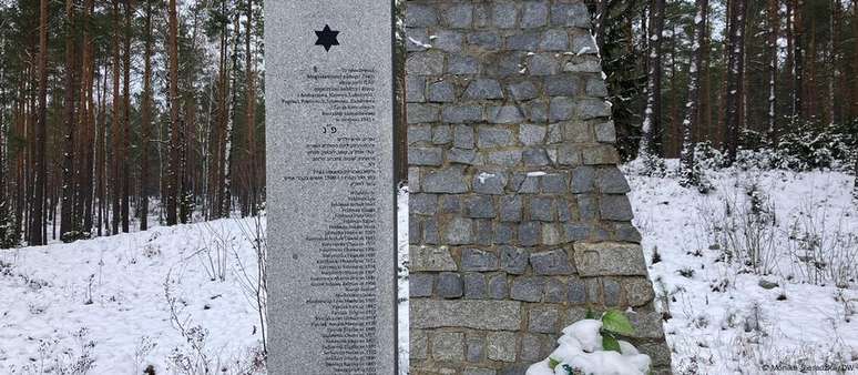 Uma placa memorial na floresta perto do vilarejo de Szumowo, no leste da Polônia, homenageia os judeus que foram assassinados no local7games melhor site para baixar app1941