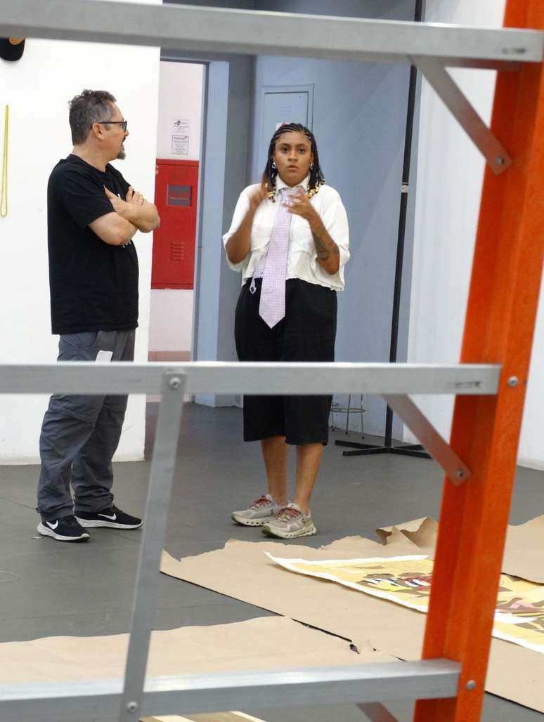 Andreza Delgado atende a reportagem durante montagem da exposição Funk Arte & Resistência, em São Paulo. 