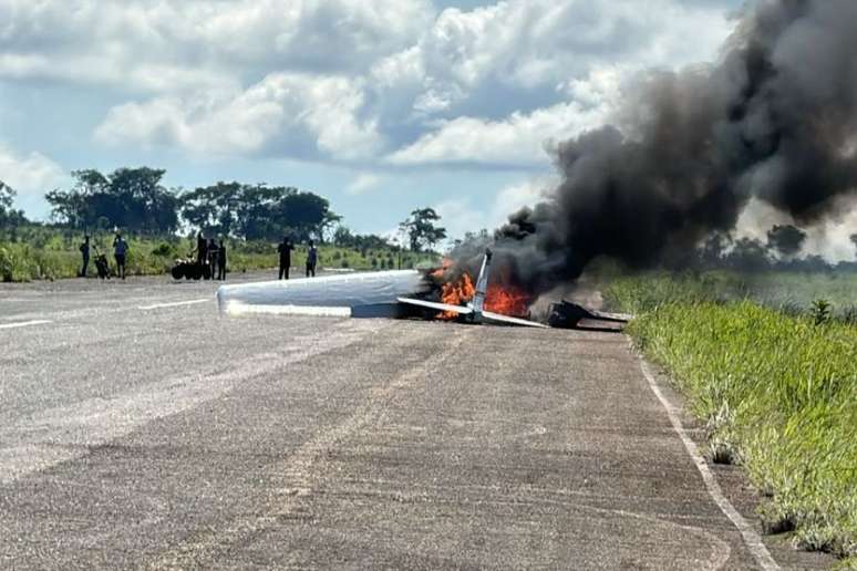 Avião de pequeno porte pegou fogo após pouso forçado em MG