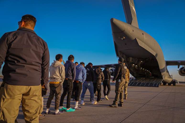 Primeiro voo com brasileiros deportados dos EUA, após a posse de Donald Trump, pousa em Manaus (AM)