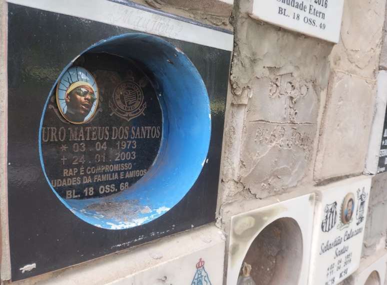 Oss&aacute;rio de Sabotage. Em volta, est&atilde;o restos mortais de torcedores de times da capital paulista, a maioria corintianos.