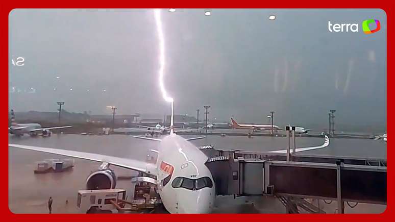 Passageiro flagra raio atingindo avião no Aeroporto de Guarulhos durante temporal em SP