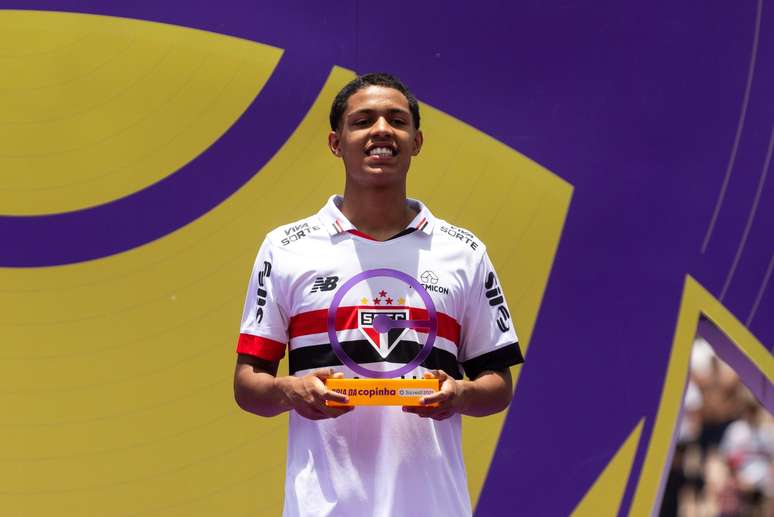 Ryan Francisco recebe o troféu de craque da copinha após a vitória do São Paulo sobre o Corinthians na final da Copinha 2025