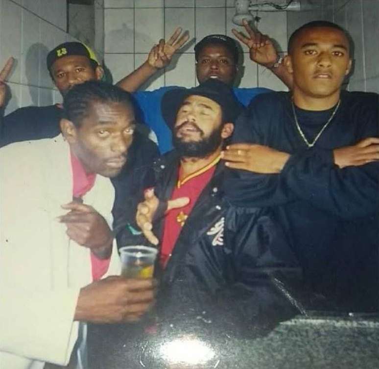 Sabotage com IA, de bra&ccedil;os cruzados, &agrave; frente; e Kanibal, atr&aacute;s, &agrave; esquerda. Foto na casa de shows Reggae Nigth, S&atilde;o Paulo, 2002.